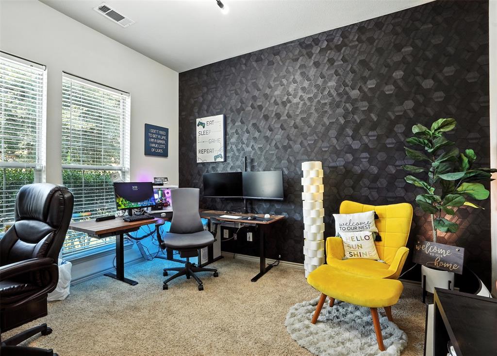 200 Thistle Ridge Denton, TX 76210 - Photo 5 of 31 a living room with furniture and a potted plant