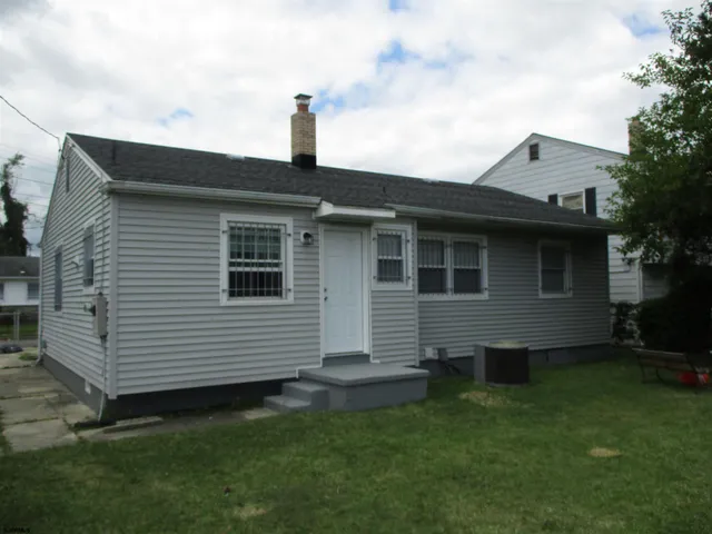 a view of a house with a backyard