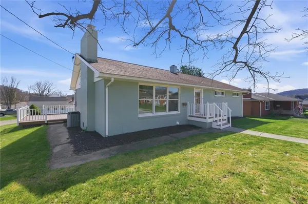 a view of a house with a yard