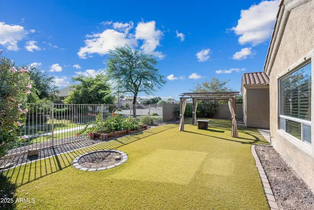 a view of a house with backyard