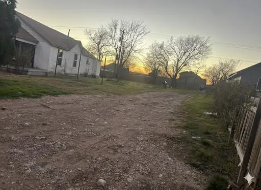 a view of a yard with a house
