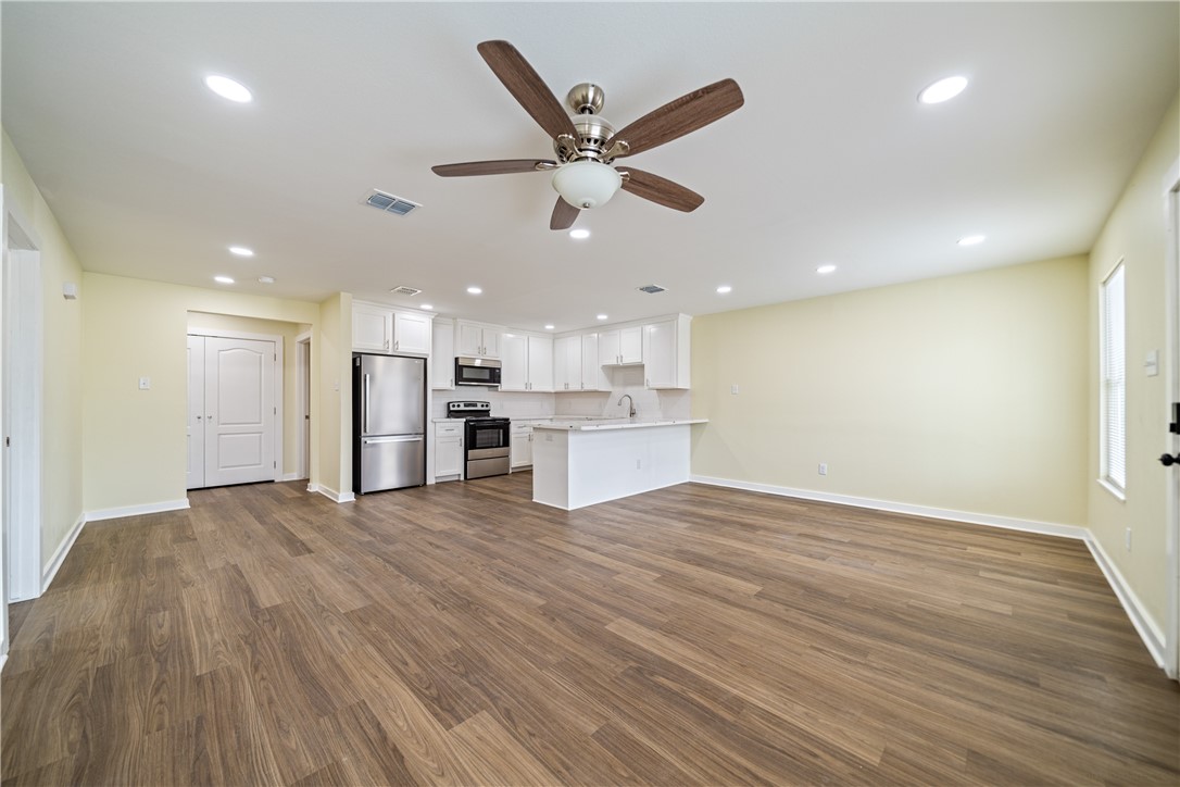 923 Craig Street Corpus Christi, TX 78404 - Photo 5 of 39