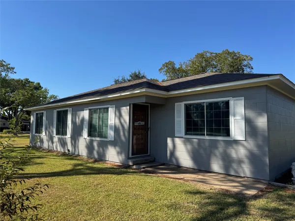 a front view of house with yard