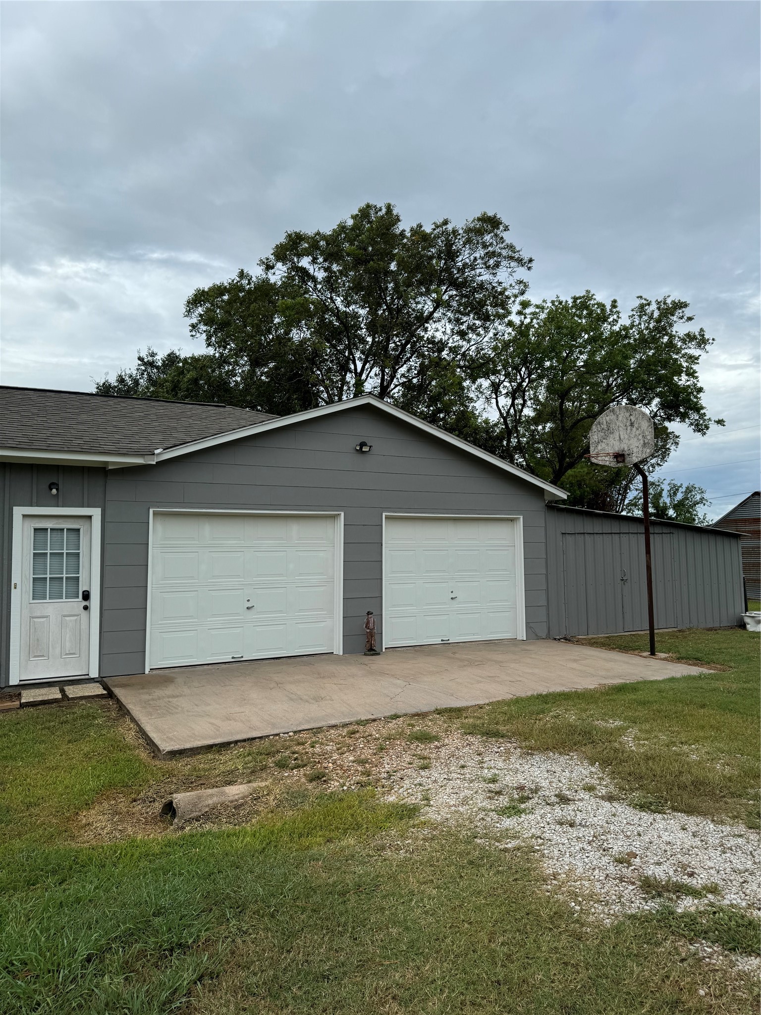 1239 Fm 1160 Road Louise, TX 77455 - Photo 13 of 24 a backyard of a house