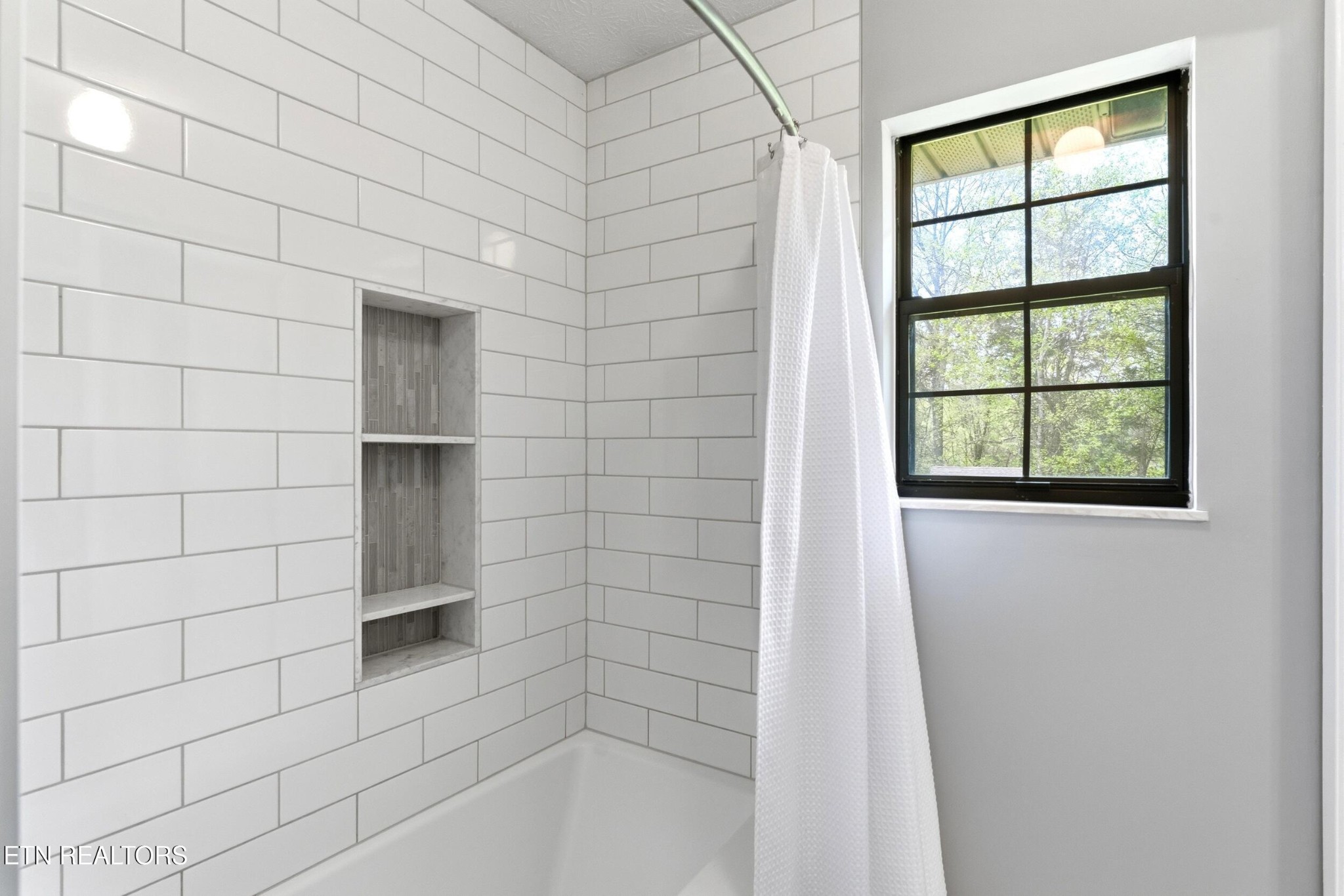1835 Wilson Road Lenoir City, TN 37772 - Photo 18 of 57 a bathroom with a bathtub