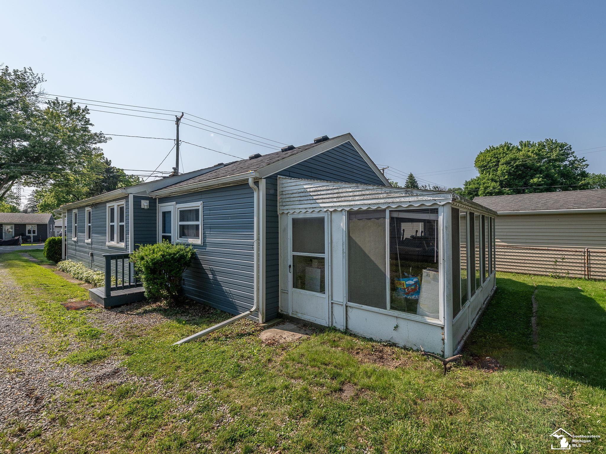 2109 Spaulding Road Monroe, MI 48162 - Photo 4 of 11 50178041-4807f45d-a36b-4dd3-af40-c8c310b483f2.JPG