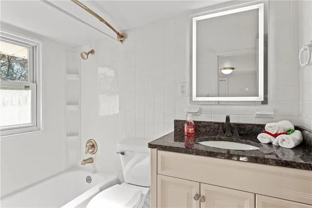 $399,000 | 22 Clipper Drive, Lake Tapawingo, MO 64015