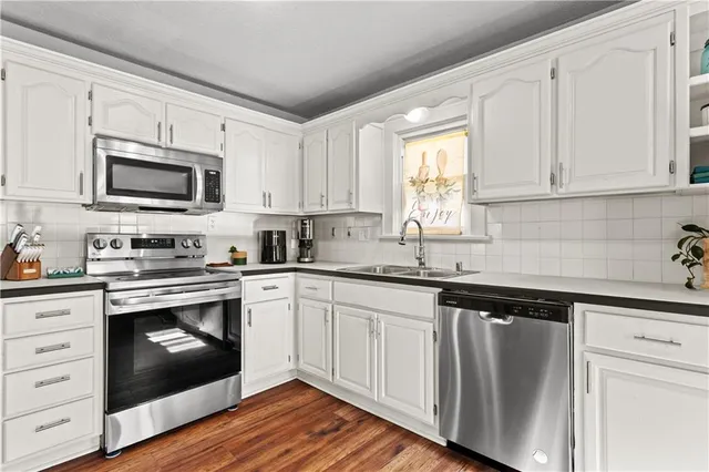 $399,000 | 22 Clipper Drive, Lake Tapawingo, MO 64015