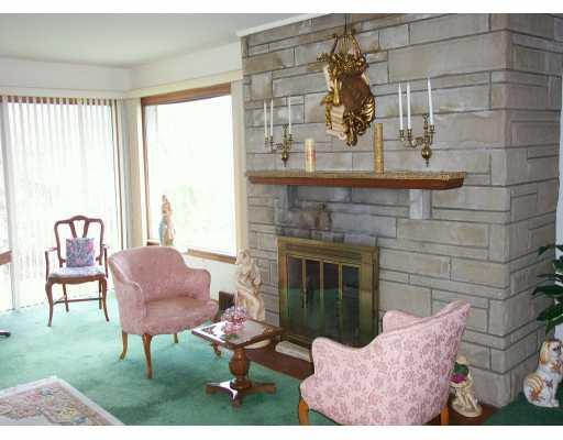 147 Starr Road Cheswick, PA 15024 - Photo 2 of 8 Living Room.