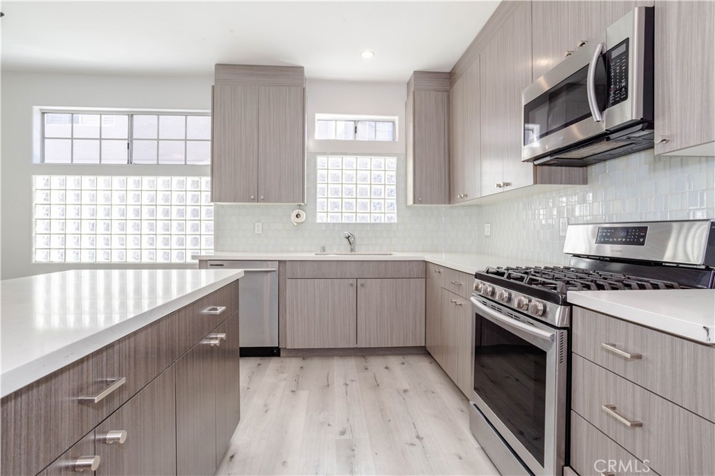 18347 Saticoy Street, Unit 28 Reseda, CA 91335 - Photo 11 of 26