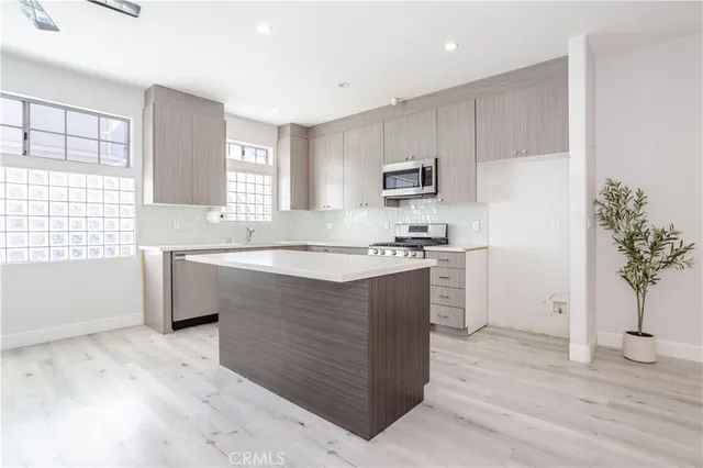 $599,999 | 18347 Saticoy Street, Unit 28, Reseda, CA 91335