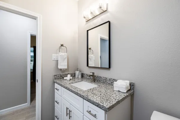 $2,000 | 4661 Clover Street, Unit B, Houston, TX 77051