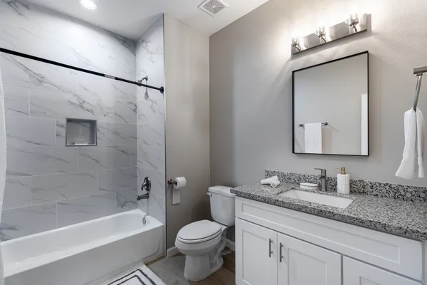 $2,000 | 4661 Clover Street, Unit B, Houston, TX 77051