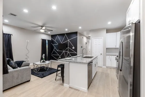 $2,000 | 4661 Clover Street, Unit B, Houston, TX 77051