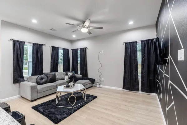 $2,000 | 4661 Clover Street, Unit B, Houston, TX 77051