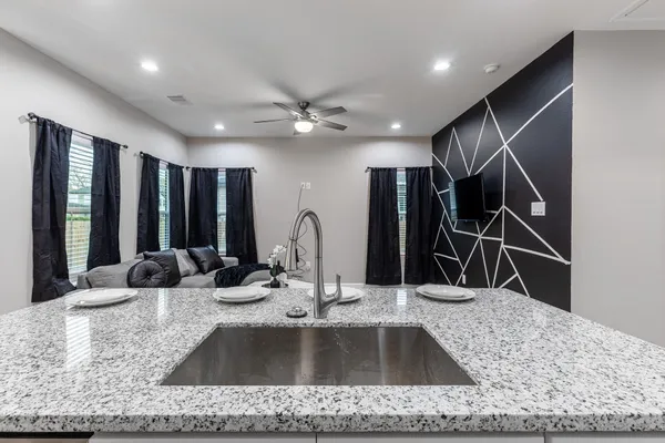 $2,000 | 4661 Clover Street, Unit B, Houston, TX 77051