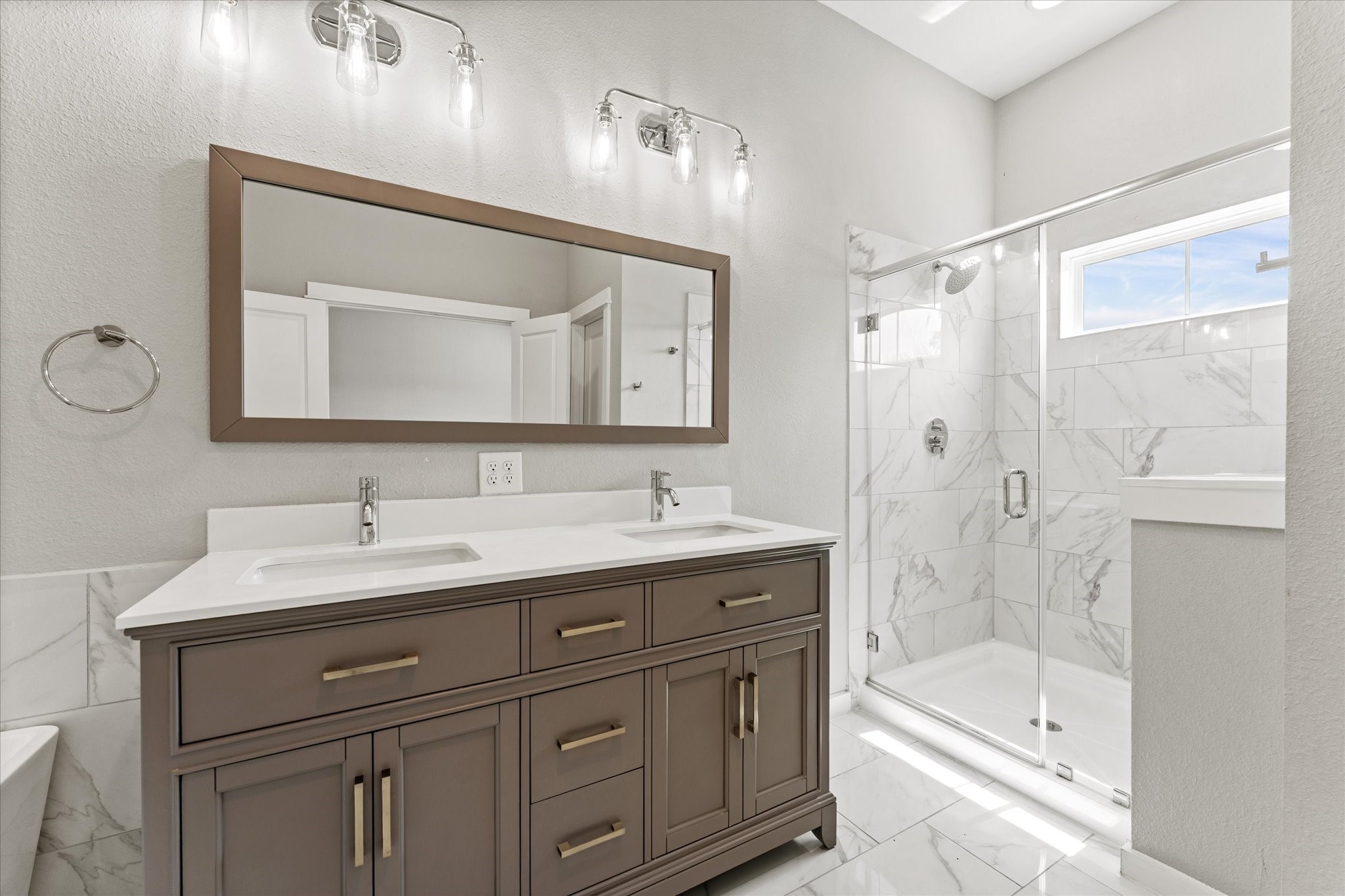 802 Berry Sage Lane Houston, TX 77022 - Photo 13 of 26 Dual sinks and ample stoarge