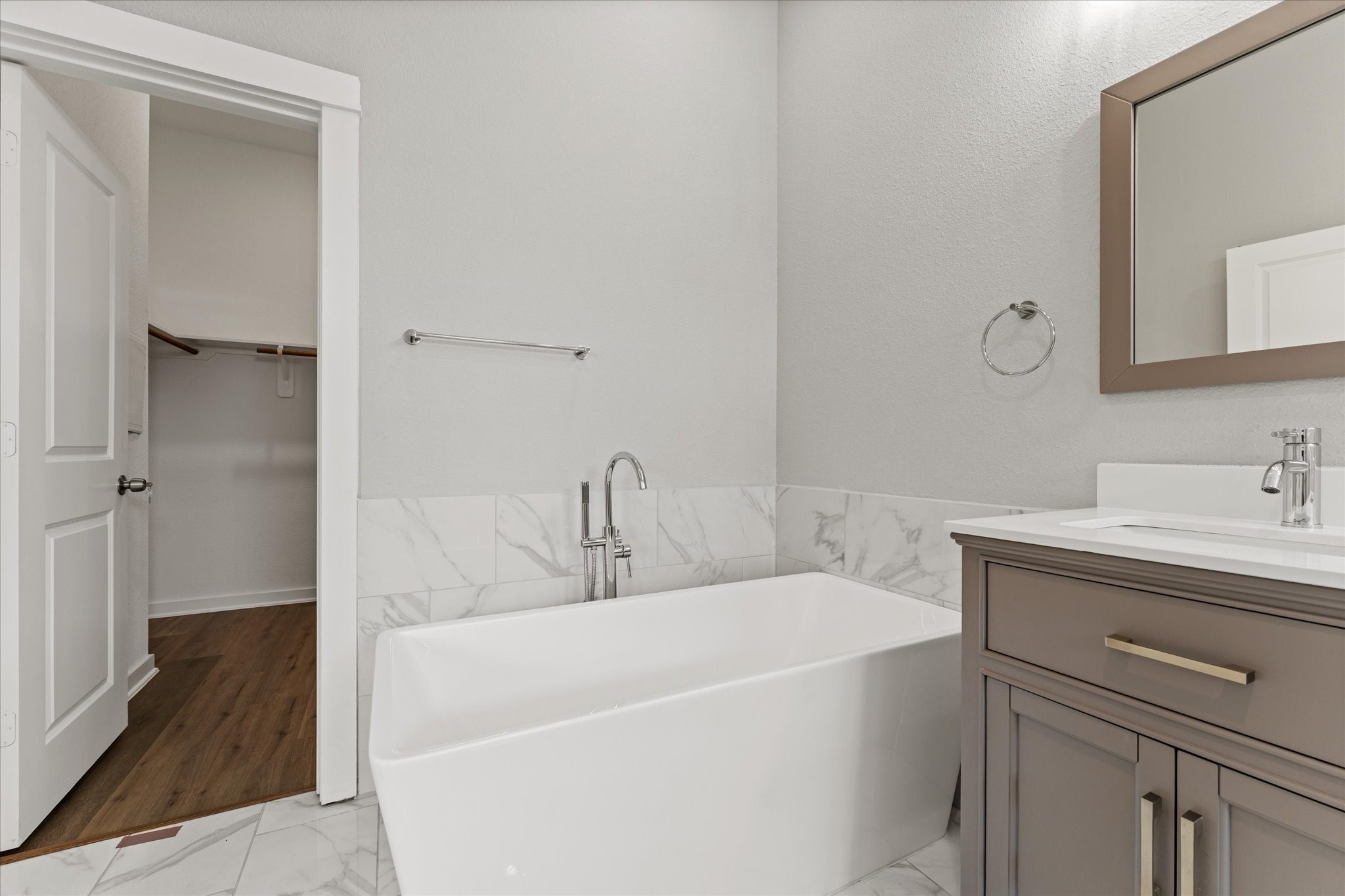 802 Berry Sage Lane Houston, TX 77022 - Photo 14 of 26 Soaking tub
