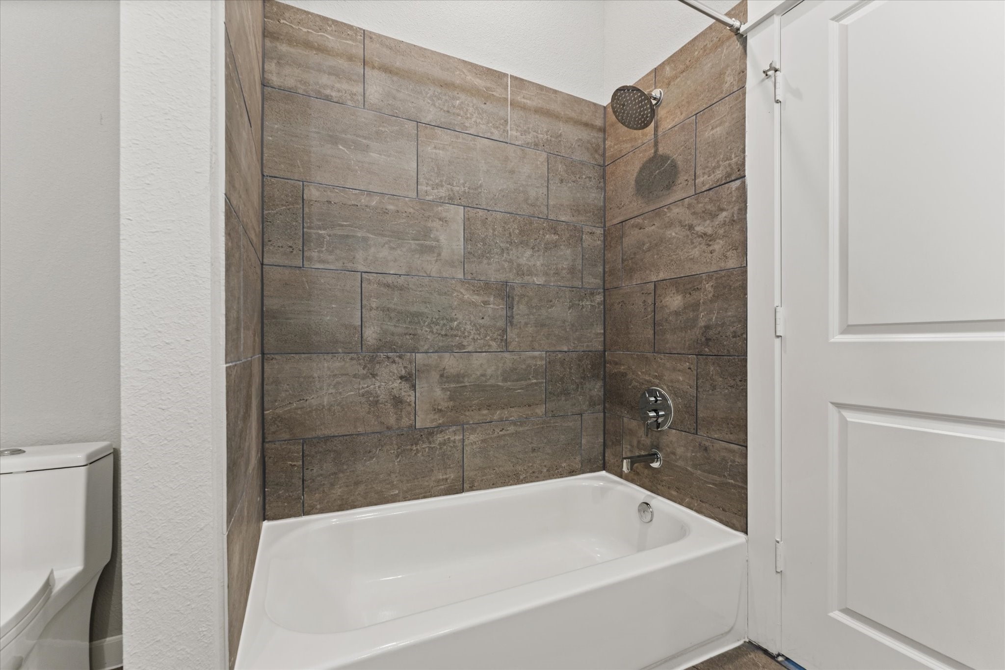 802 Berry Sage Lane Houston, TX 77022 - Photo 17 of 26 Tub/shower combo