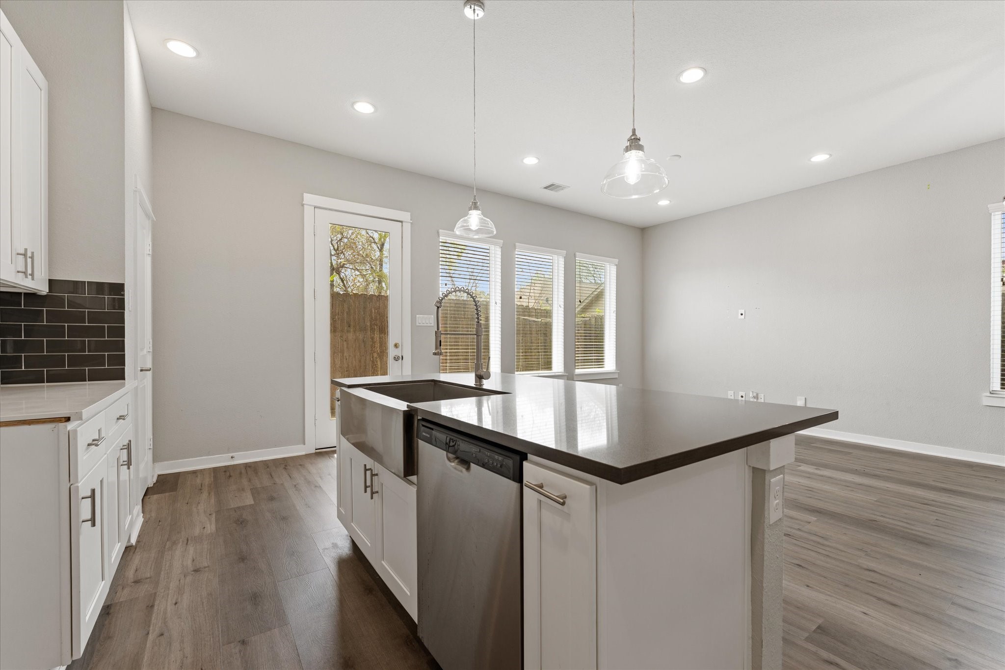 802 Berry Sage Lane Houston, TX 77022 - Photo 9 of 26 Stainless farm house sink