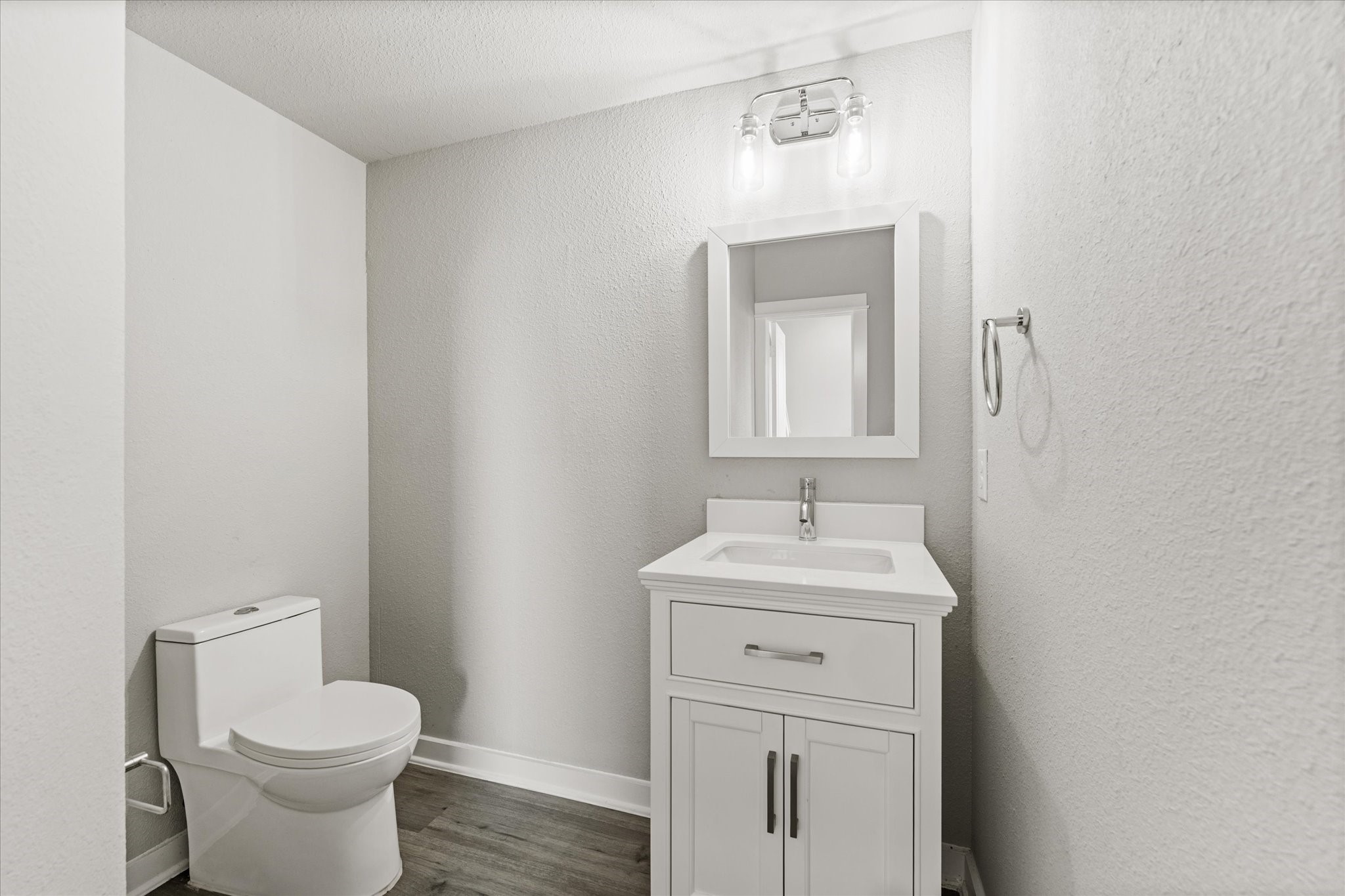 802 Berry Sage Lane Houston, TX 77022 - Photo 10 of 26 Guest bathroom