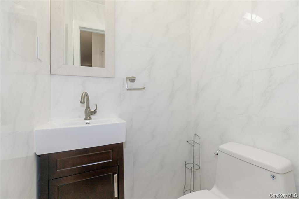 43 Elm Street Great Neck, NY 11021 - Photo 15 of 34