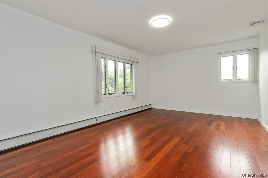 43 Elm Street Great Neck, NY 11021 - Photo 18 of 34