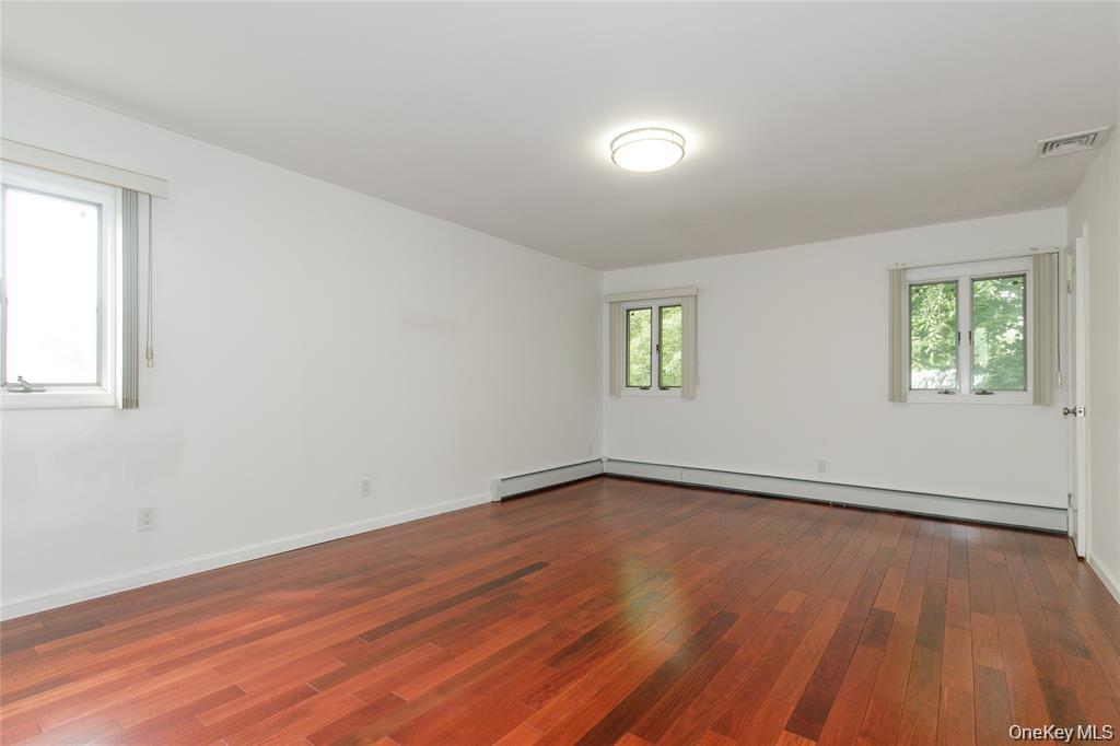 43 Elm Street Great Neck, NY 11021 - Photo 25 of 34