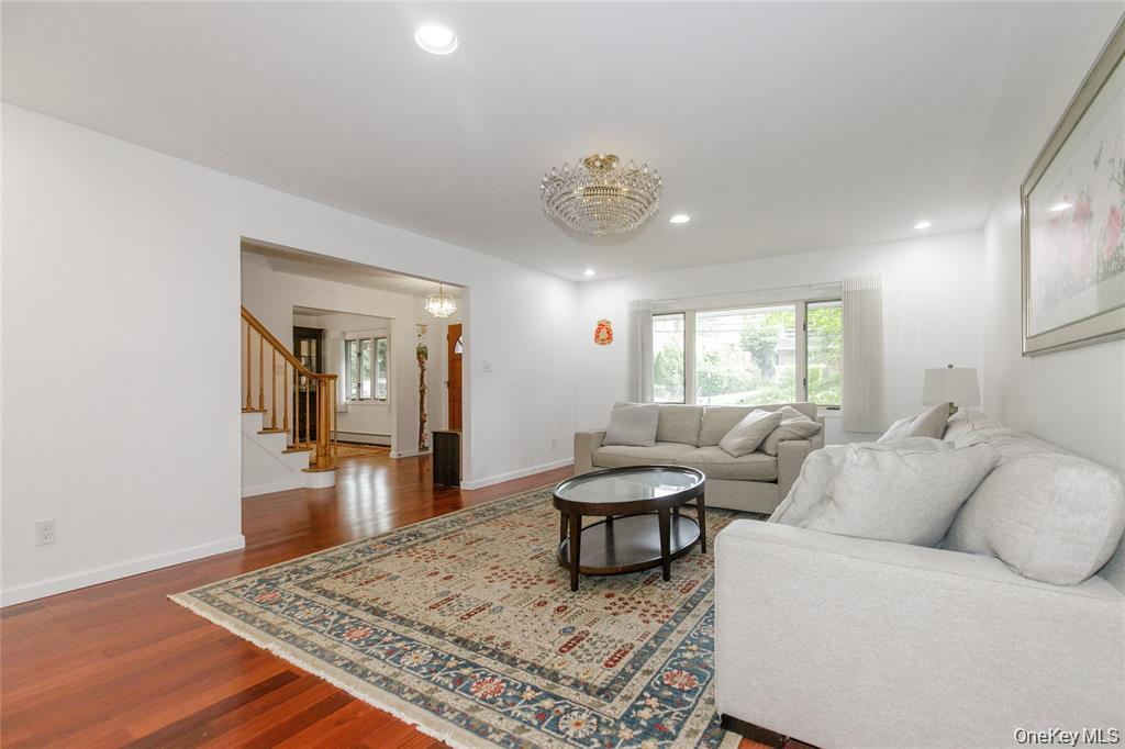 43 Elm Street Great Neck, NY 11021 - Photo 4 of 34