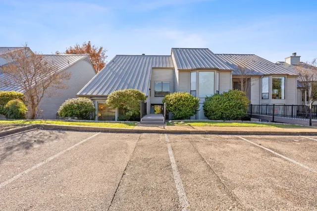 $3,400 | 112 World Of Tennis Square, Lakeway, TX 78738