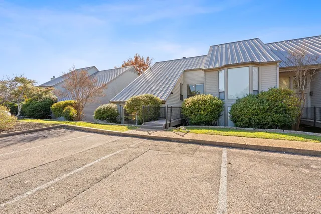 $3,400 | 112 World Of Tennis Square, Lakeway, TX 78738