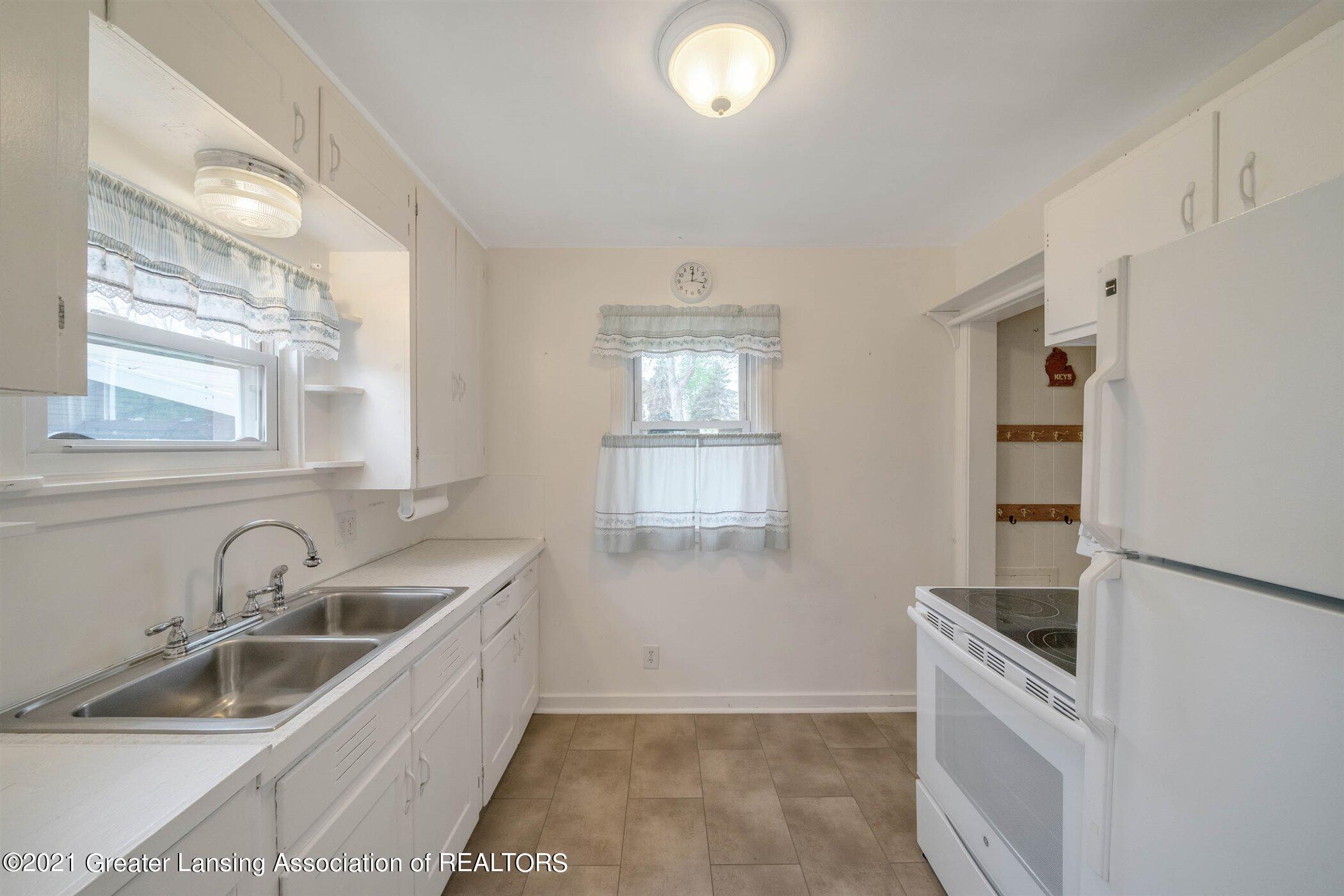 608 Clement Road Lansing, MI 48917 - Photo 10 of 34 MAIN FLOOR Kitchen