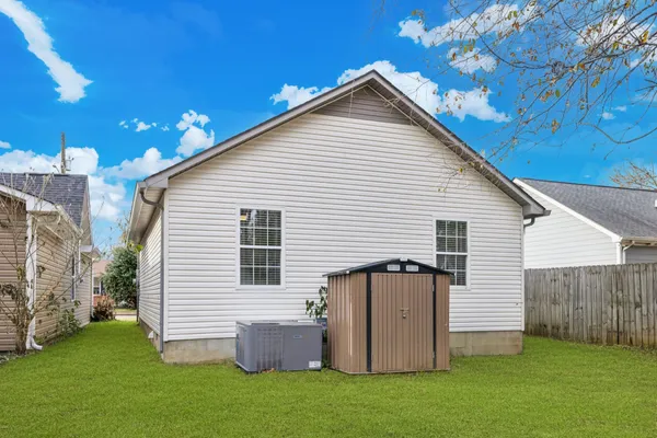 a view of a house with backyard