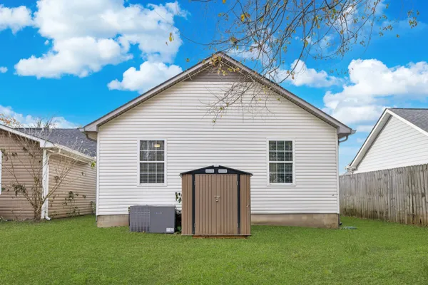a view of a house with backyard