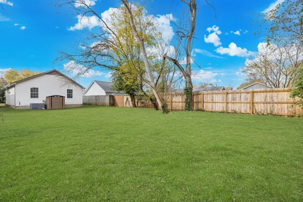 a view of a house with backyard