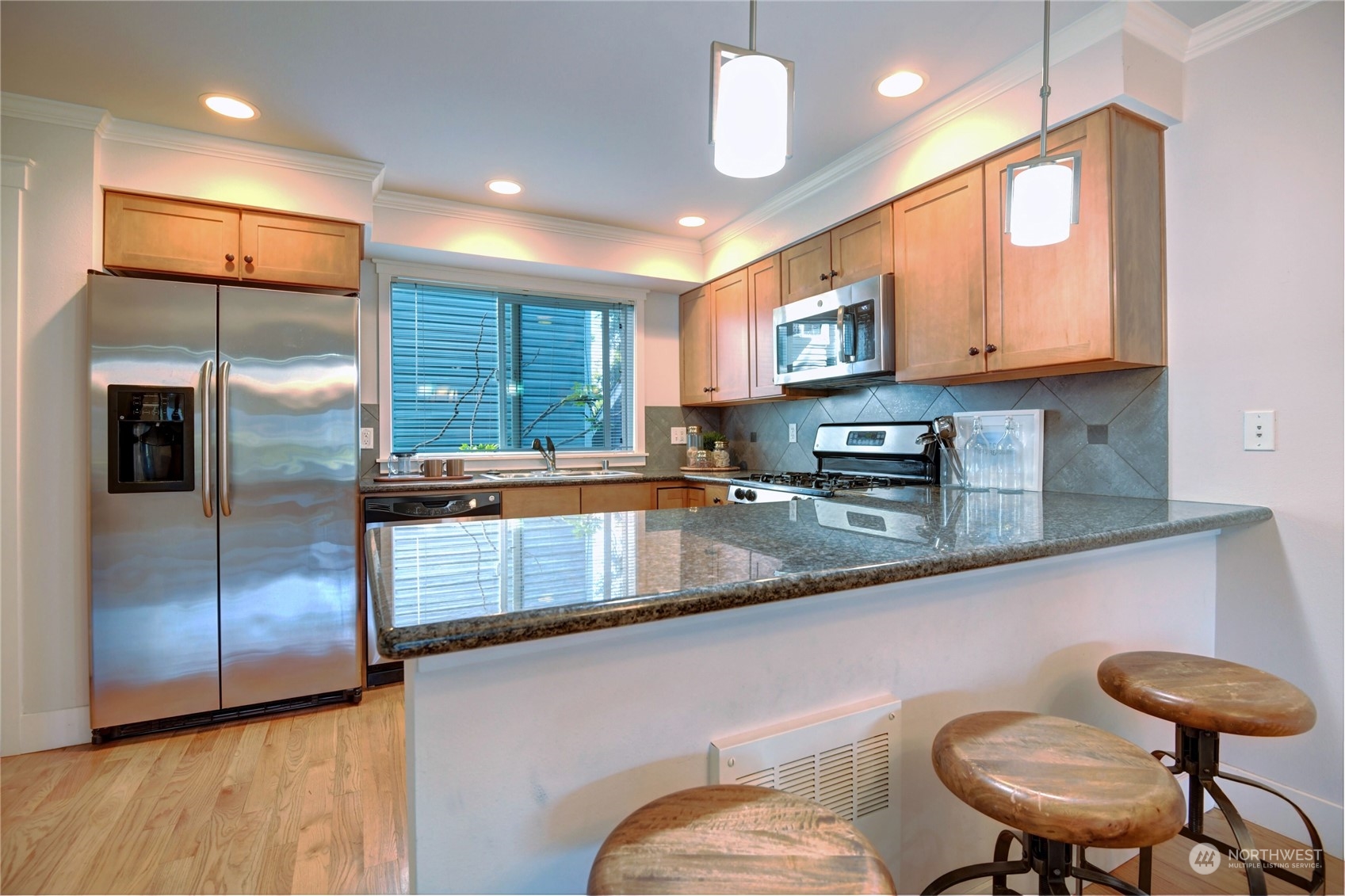 2108 West Ruffner Street Seattle, WA 98199 - Photo 3 of 20 Gallery Image 3