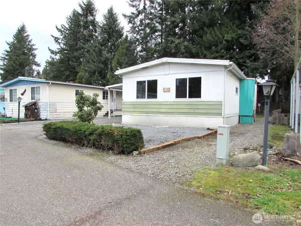 a view of a house with backyard and garden