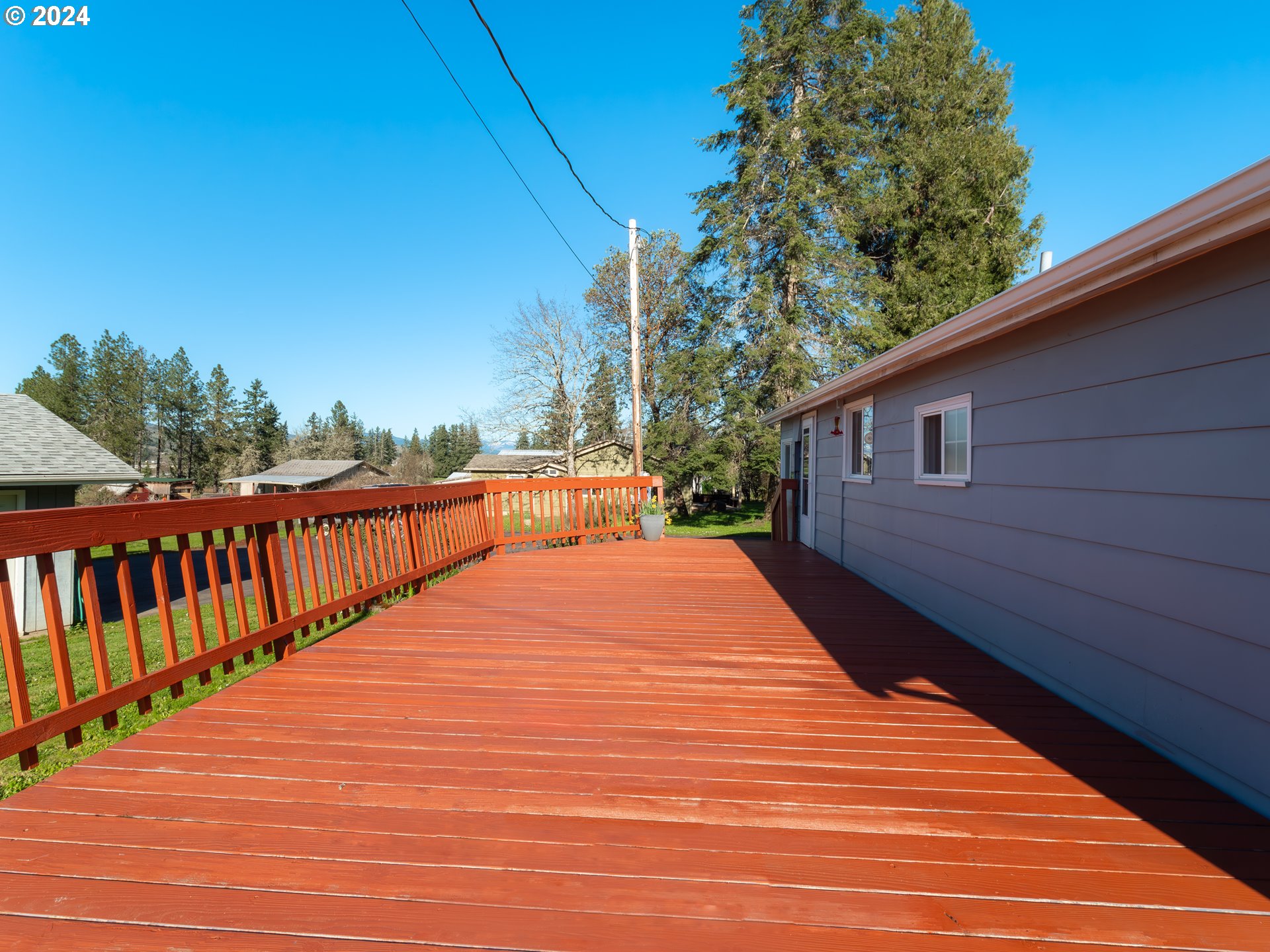 766 Valley View Road Sutherlin, OR 97479 - Photo 18 of 27 a balcony with wooden floor and fence