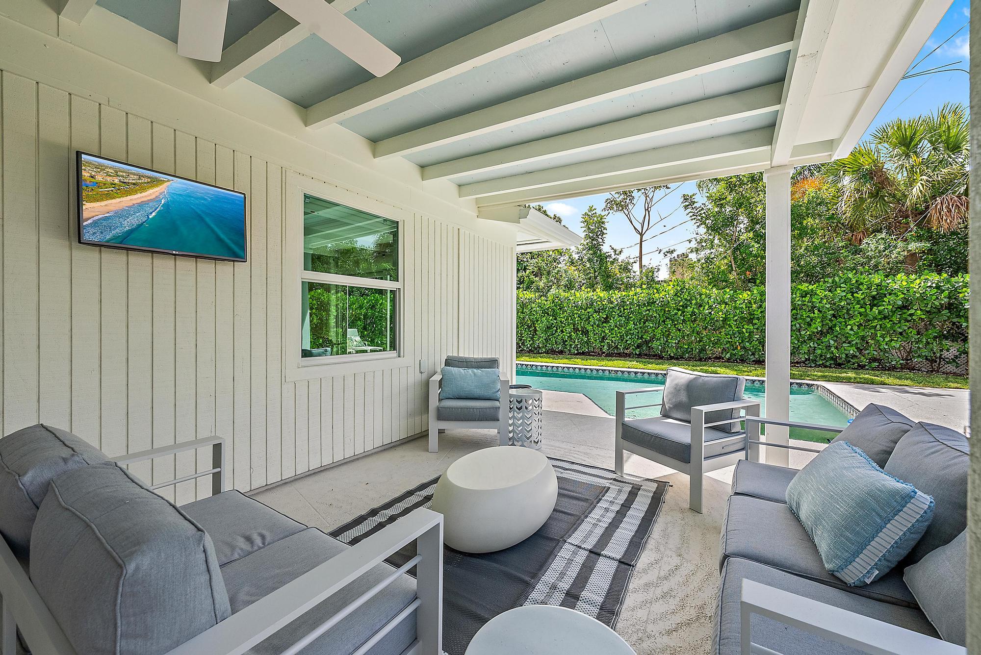 1604 Seabrook Road Tequesta, FL 33469 - Photo 24 of 42 a living room with furniture and a potted plant