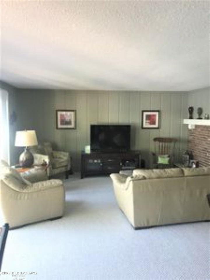 7637 Dean Road Fenton, MI 48430 - Photo 6 of 18 31386373-5.JPG