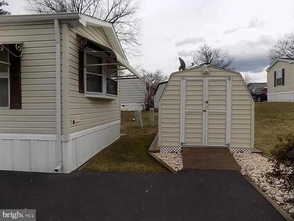 a view of a house with backyard and trees