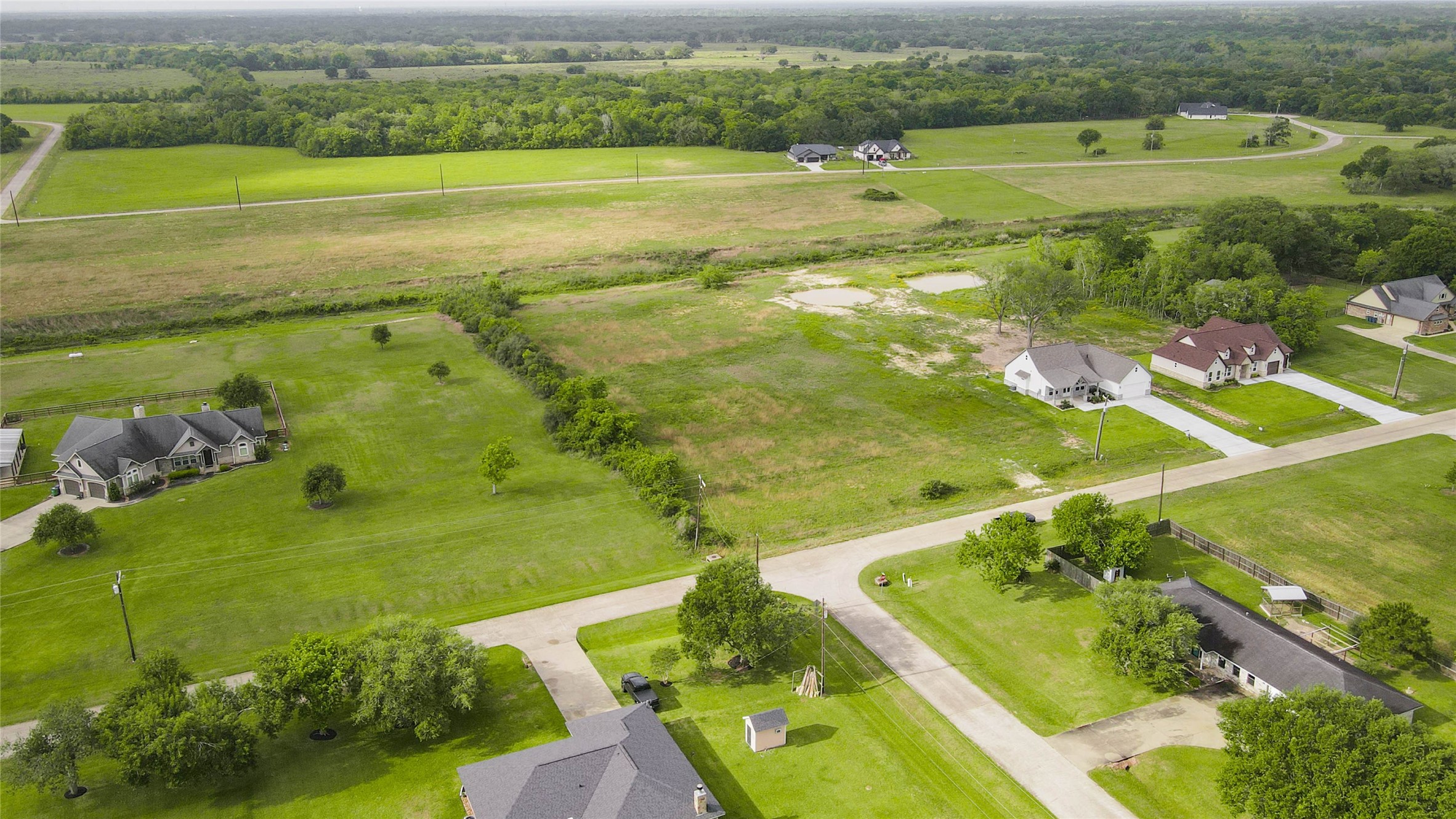 913 Buffalo Trail Angleton, TX 77515 - Photo 3 of 17 a view of an ocean and a yard