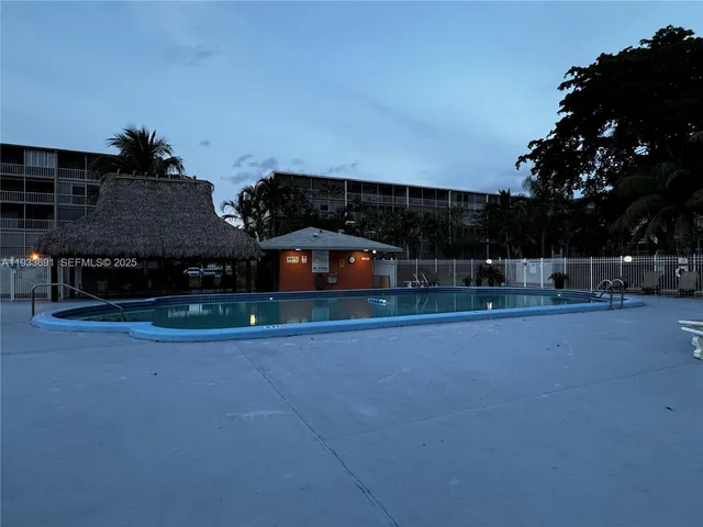 $1,700 | 950 Hillcrest Drive, Unit 411, Hollywood, FL 33021