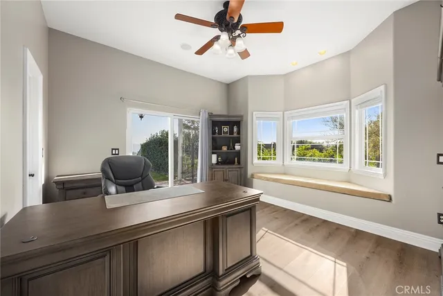 a view of a house with backyard and plants