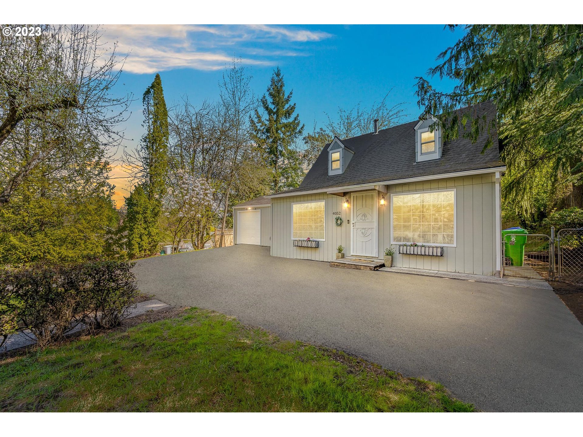 a view of a house with backyard and garden