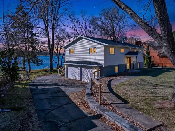 $475,000 | W5605 Island Drive, Pardeeville, WI 53954