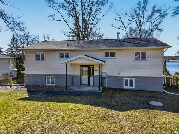 $475,000 | W5605 Island Drive, Pardeeville, WI 53954