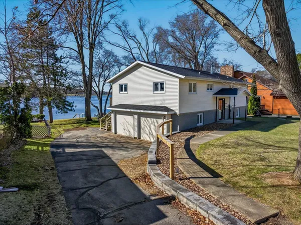 $475,000 | W5605 Island Drive, Pardeeville, WI 53954