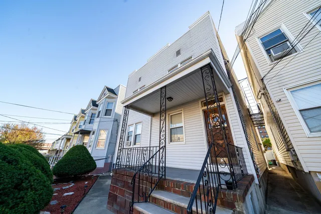 a view of a house with backyard and deck