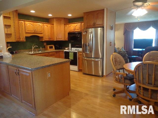 5426 Oakbrook Road Davenport, IA 52806 - Photo 4 of 24 Gallery Image 4